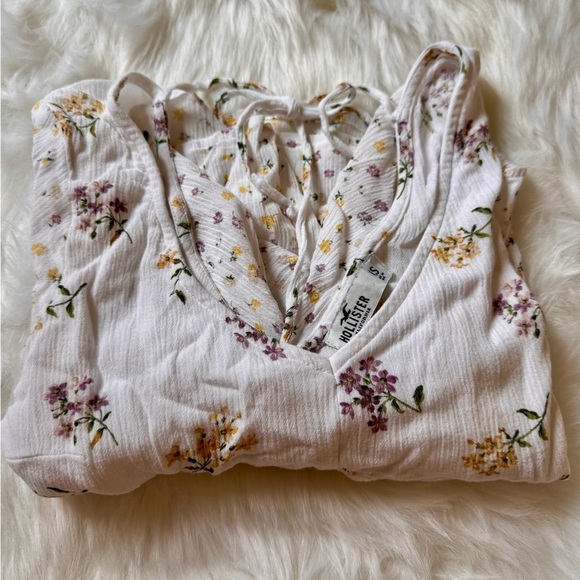 HOLLISTER White Floral Flowy Short Sleeve V-Neck Crop - Picture 5 of 5